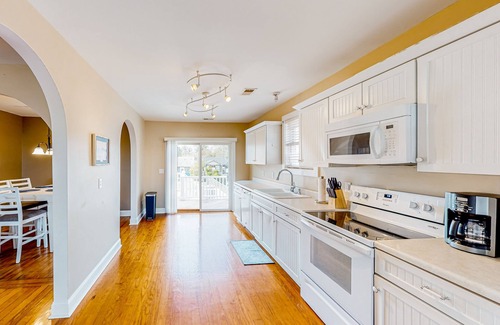 North Carolina Coast House | Classic Carolina Beach cottage with covered porch, AC, W/D, & great location