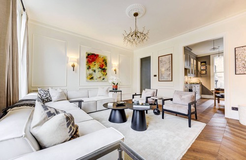 Chelsea Apartment | Classic Chelsea Townhouse with high ceilings and private roof terrace