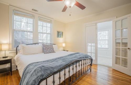 Athens Hotel | Classic City Apartment w Firepit