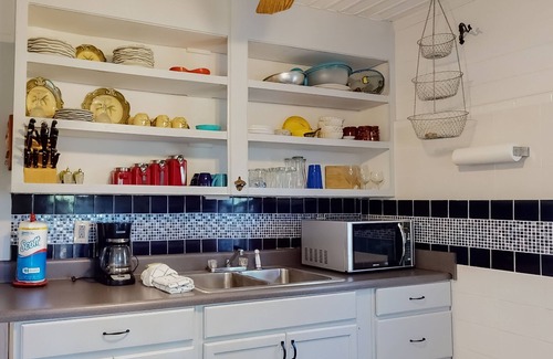 Carrabelle Cottage | Classic coastal cottage with screened deck, hammock & washer/dryer
