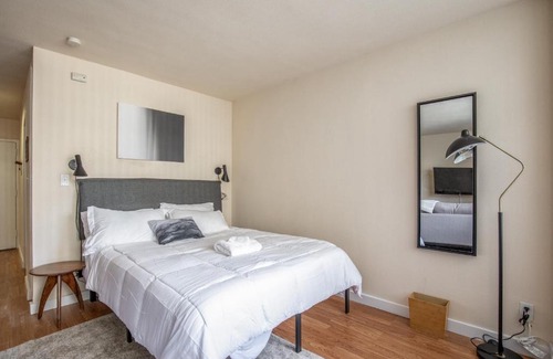Downtown West Apartment | Classic DT 1BR with City View by Zencity