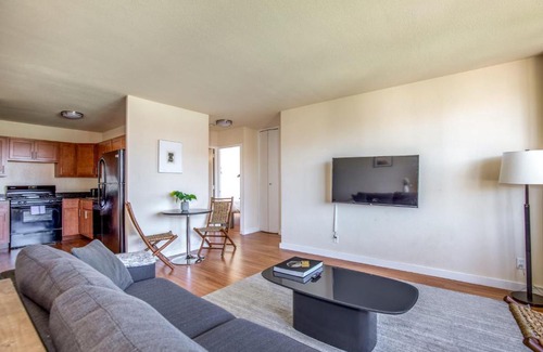 Downtown West Apartment | Classic DT 2BR with City View by Zencity
