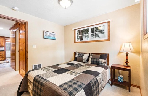 Hayden House | Classic Hayden Lake Retreat