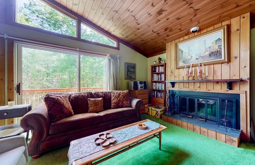 Londonderry House | Classic home half a mile from Magic Mountain with fireplace & large deck