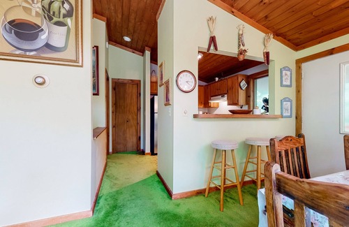 Londonderry House | Classic home half a mile from Magic Mountain with fireplace & large deck