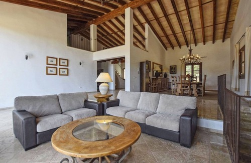 Petra House | Classic Home with Pool