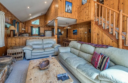 Ridgewood Ski Chalet | Classic, Lake Tahoe Cabin on Double Lot with WiFi & Fireplace