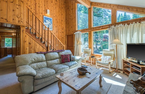 Ridgewood Ski Chalet | Classic, Lake Tahoe Cabin on Double Lot with WiFi & Fireplace