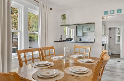 Lakewood House | Classic Lakewood 4BR Bungalow Near Edgewater Beach