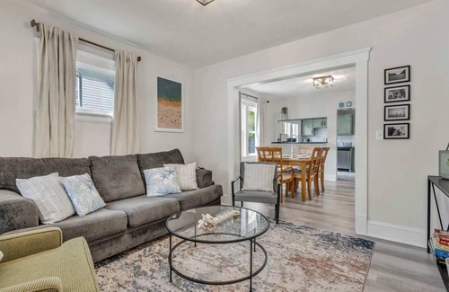 Lakewood House | Classic Lakewood 4BR Bungalow Near Edgewater Beach