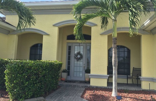 Pelican House | Classic Modern Villa Magical Sunset SW Cape Coral Best Location