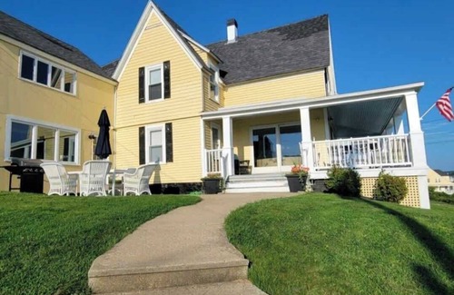 York Beach House | Classic ocean front cottage
