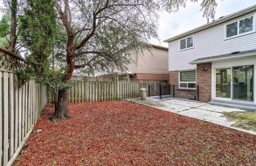 Brampton West House | Classic Romantic 2 Bedroom Detached, Free Wi-fi & Parking.