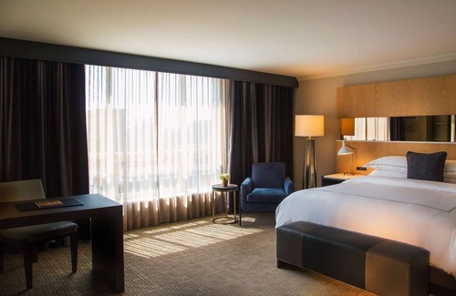 Bloor-Yorkville Hotel | Classic Room w/Queens Park Views – Perfect for Exploring Vibrant Yorkville