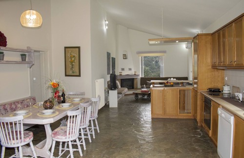 Filaki House | Classic vacation home with Greek charm near the sea and lake