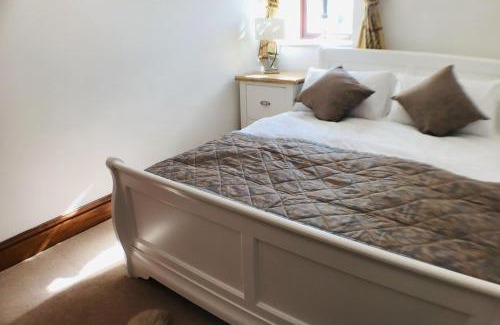 Cauldon Low House | Classy 2 Bed Peak Dist Cottage Barn Alton Towers