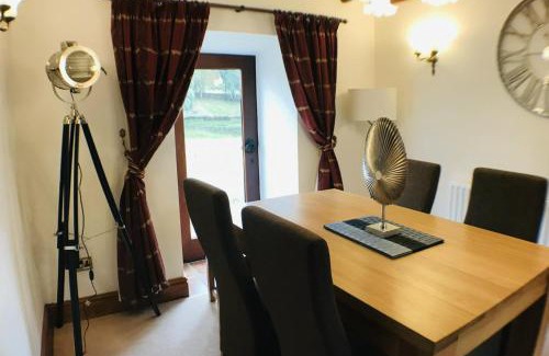 Cauldon Low House | Classy 2 Bed Peak Dist Cottage Barn Alton Towers