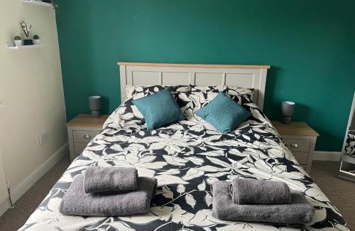 Mapperley House | Claygate Place - Entire 2 Bed House, Off Street Parking - Perfect For Holiday Breaks or Contractors