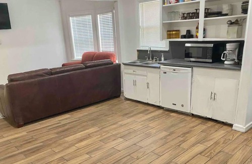Lubbock House | Clean 3 BR/2BA| White House|Near TTU & UMC