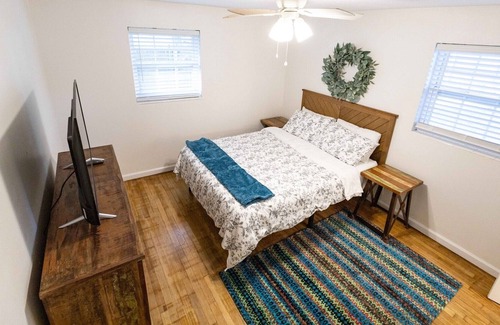 Brent House | Clean and Cozy, close to PCC