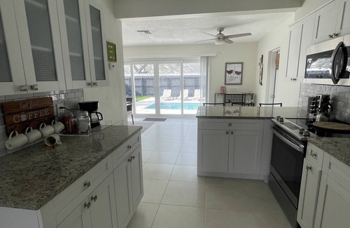 North Andrews Gardens House | Clean and modern 2/2 pool home, only 7 min. to beach, walking distance to shops