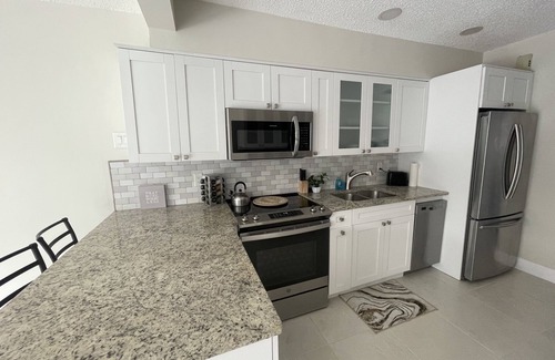 North Andrews Gardens House | Clean and modern 2/2 pool home, only 7 min. to beach, walking distance to shops