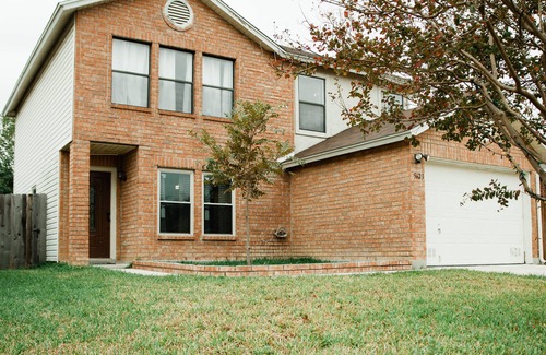 San Antonio House | CLEAN AND SANITIZED 3 Bed 2.5 Bath Entire Home