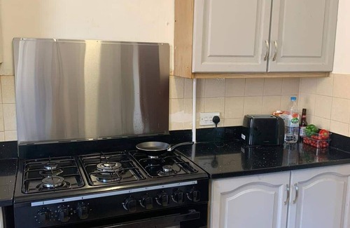 Luton House | Clean and Secure Contractor Housing *free parking*