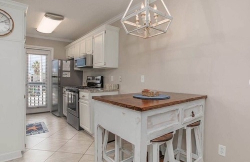 Gulf Shores Condo | CLEAN! Best GS Location - Walk to the Hangout - Many extras - Reserved parking