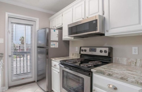 Gulf Shores Condo | CLEAN! Best GS Location - Walk to the Hangout - Many extras - Reserved parking