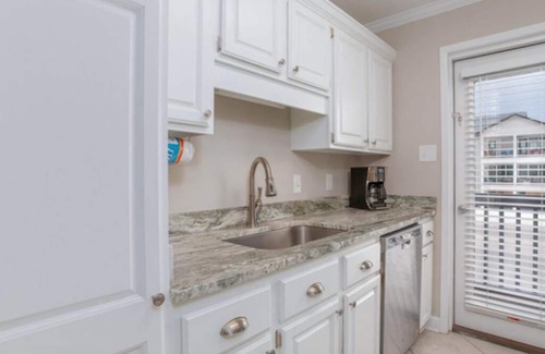 Gulf Shores Condo | CLEAN! Best GS Location - Walk to the Hangout - Many extras - Reserved parking
