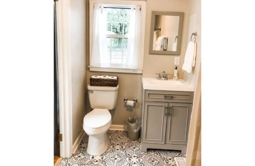 Midtown House | Clean, Comfortable, Close to Schools and Hospital.