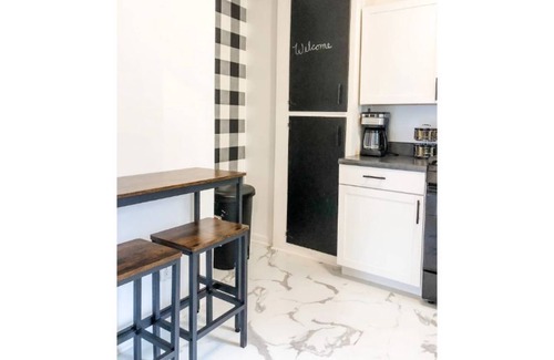Midtown House | Clean, Comfortable, Close to Schools and Hospital.