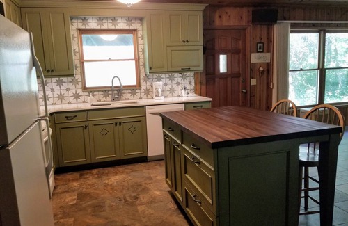 Hayesville Cabin | Clean, Comfortable, Single-Story on Rushing Compass Creek w/Private Swim Pond
