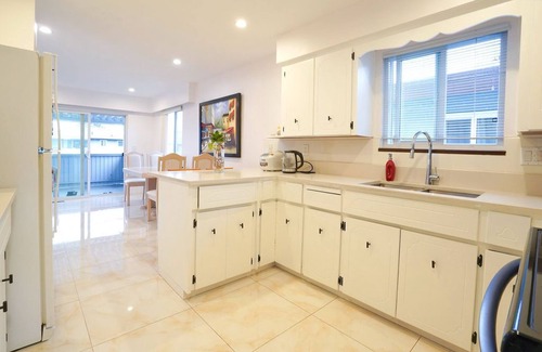 East Side House | Clean, Convenient, Airy Home. 30min transit/15min drive to YVR, Downtown, UBC.