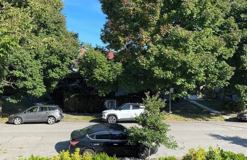 East Side House | Clean, Convenient, Airy Home. 30min transit/15min drive to YVR, Downtown, UBC.