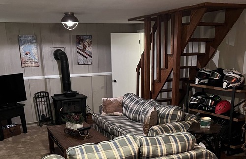 Mount Holly Ski Chalet | Clean cozy 5 bedroom Okemo Mtn ski house only 3.5 miles from Jackson Gore base!!