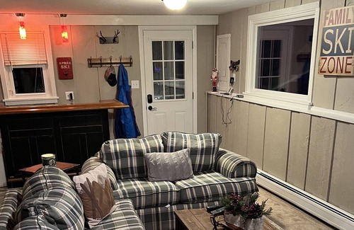 Mount Holly Ski Chalet | Clean cozy 5 bedroom Okemo Mtn ski house only 3.5 miles from Jackson Gore base!!