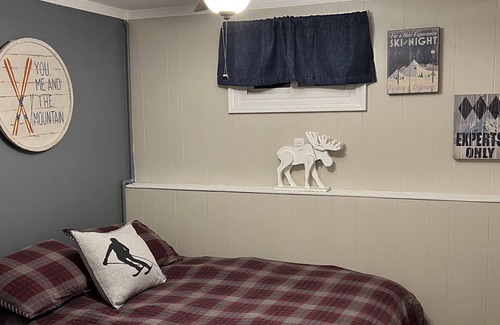 Mount Holly Ski Chalet | Clean cozy 5 bedroom Okemo Mtn ski house only 3.5 miles from Jackson Gore base!!