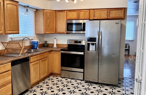 Abbott Loop House | Clean family home Pet friendly Central Anchorage close to UMED district & trails
