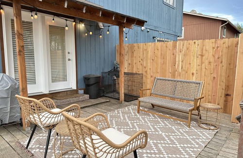 Abbott Loop House | Clean family home Pet friendly Central Anchorage close to UMED district & trails