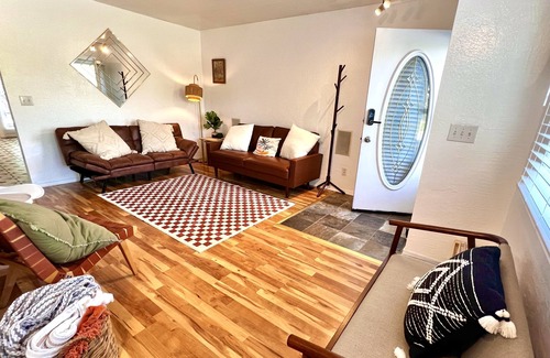 Abbott Loop House | Clean family home Pet friendly Central Anchorage close to UMED district & trails