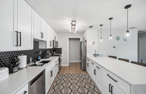 Venice Gardens House | CLEAN! Heated Pool! Close Beaches! Pet OK! CLEAN! Renovated!