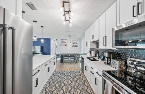 Venice Gardens House | CLEAN! Heated Pool! Close Beaches! Pet OK! CLEAN! Renovated!