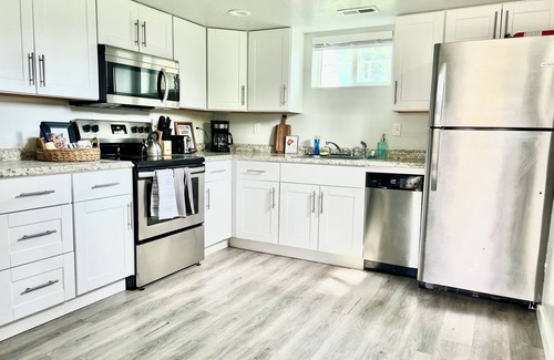 Payson Apartment | Clean Modern Apartment-75” SMART TV & Xbox