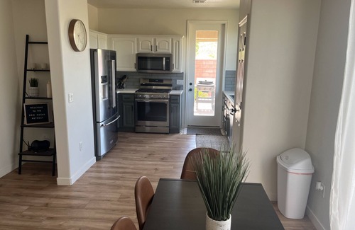Washington House | CLEAN, Quiet, Gorgeous Views, Pet Friendly