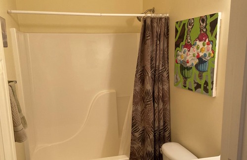 Oxford House | Clean & Quiet Graduation Weekend Rental