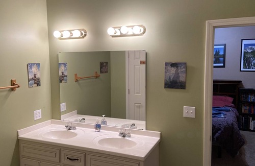 Oxford House | Clean & Quiet Graduation Weekend Rental