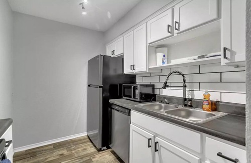Central Arlington Apartment | Clean | Stylish | Parking | Pool near the AT&T Stadium