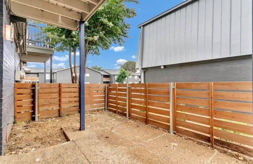 Central Arlington Apartment | Clean | Stylish | Parking | Pool near the AT&T Stadium